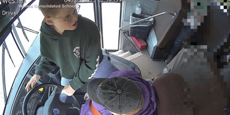 A 7th grade student, acting heroically, took hold of the steering wheel and brought a school bus to a halt after the driver lost consciousness.