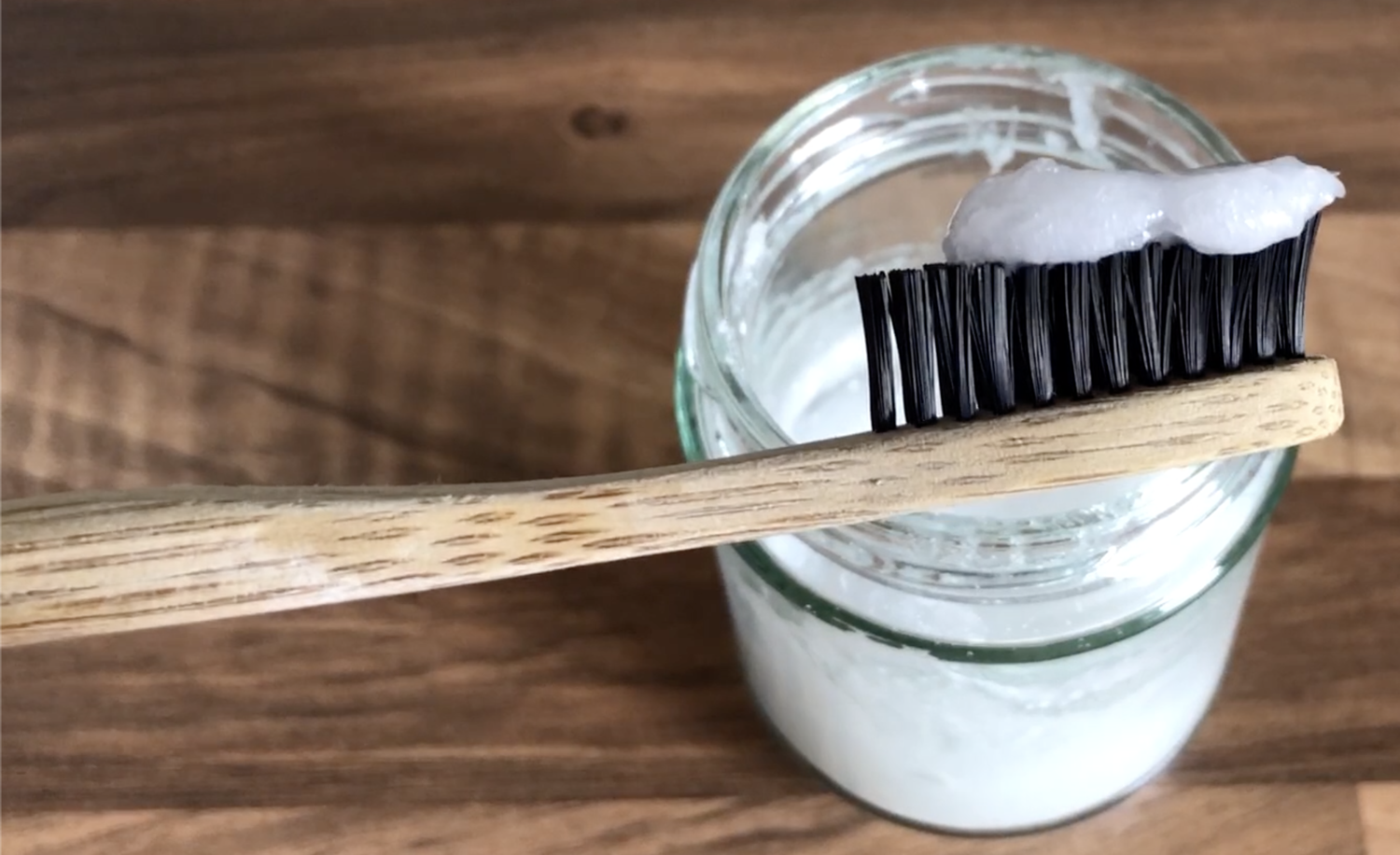 Homemade Toothpaste: Whitening Teeth and Promoting Oral Health