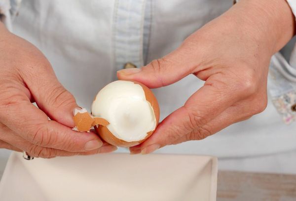 Discover the Secret to Perfectly Boiled Eggs – Add a Splash of Lemon Juice!