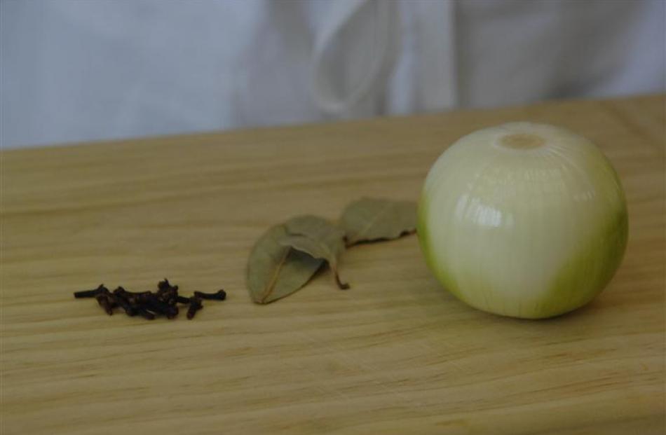Soothe Your Throat with Onion and Cloves: A Natural Antibiotic Remedy