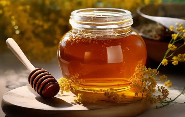 a jar with achillea millefolium honey