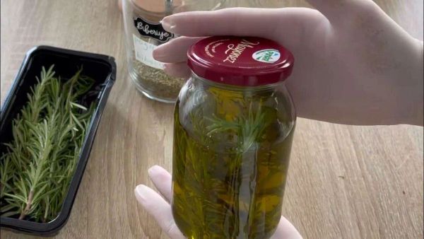 Put Some Rosemary with Oil in a Jar: A Home Remedy for You