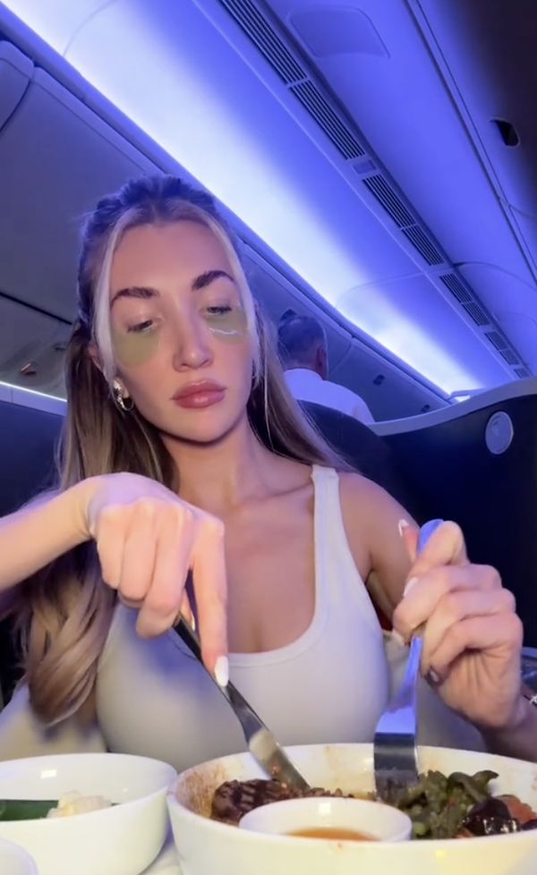 Kate Cassidy enjoys a meal during her flight | Source: tiktok.com/@katecass